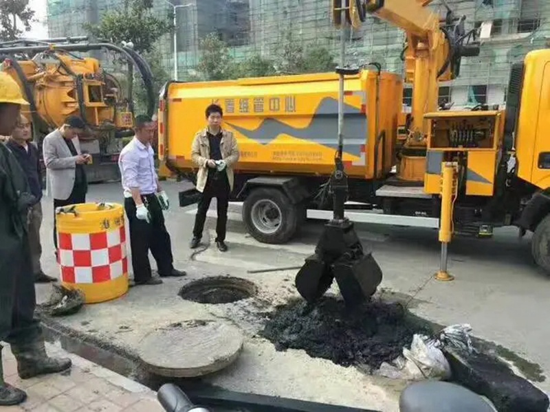 泗阳街道：网格员化身“清道夫”，为民解忧疏通“堵心”化粪池